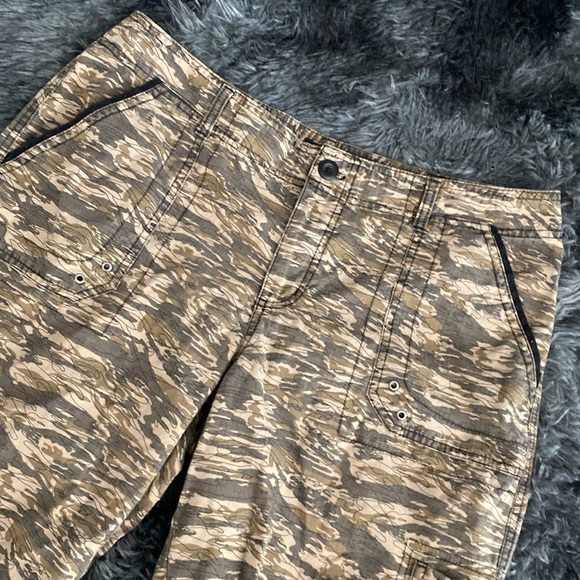 Camo print cropped cargo-style pants - Picture 2 of 16